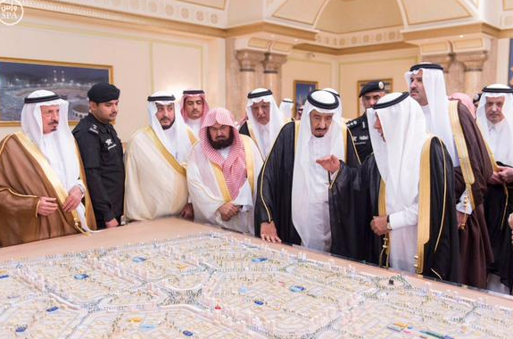 الملك يطلع على توسعة الحرم النبوي .. ويؤكد على أهمية متابعة  العمل