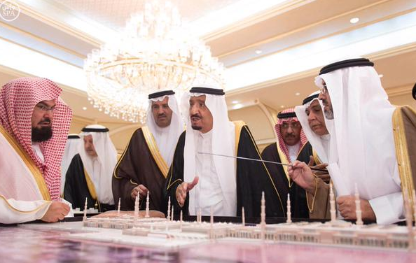 الملك يطلع على توسعة الحرم النبوي .. ويؤكد على أهمية متابعة  العمل