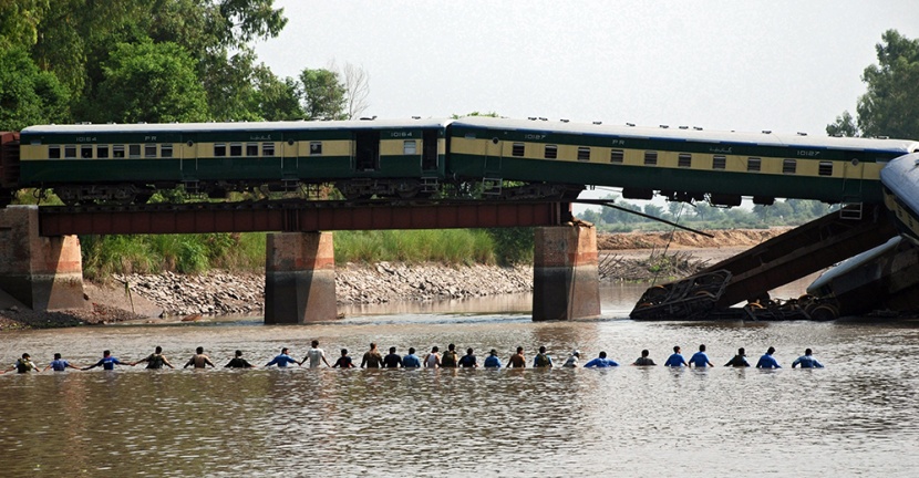17 حالة وفاة مؤكدة في حادث قطار عسكري في باكستان