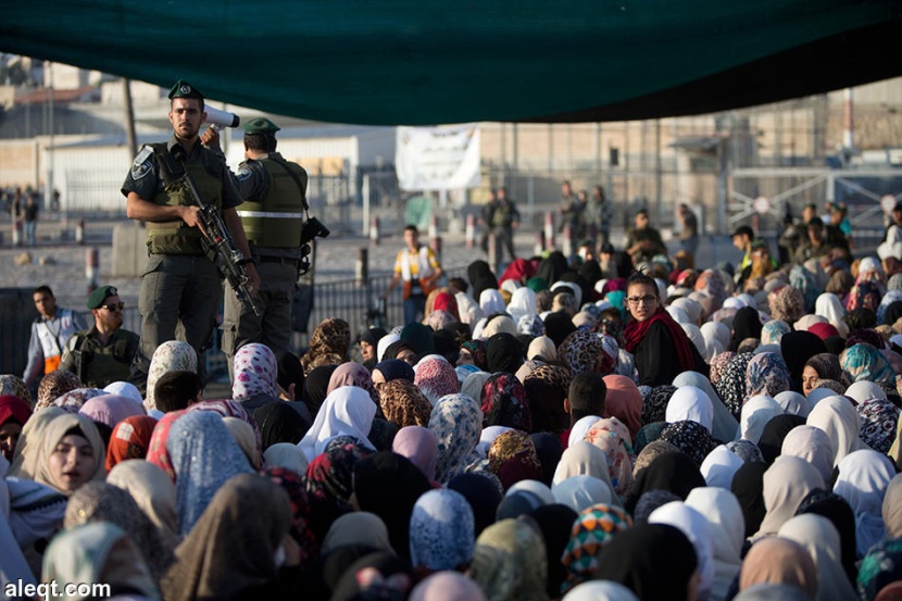 رغم الاحتلال: مئتي ألف مصلي في أولى القبلتين وثالث الحرمين في الجمعة الثالثة لرمضان