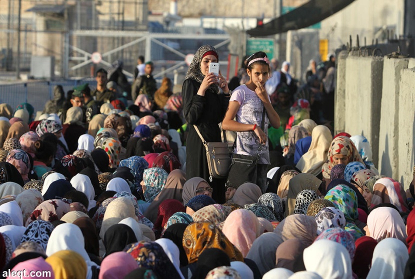 رغم الاحتلال: مئتي ألف مصلي في أولى القبلتين وثالث الحرمين في الجمعة الثالثة لرمضان