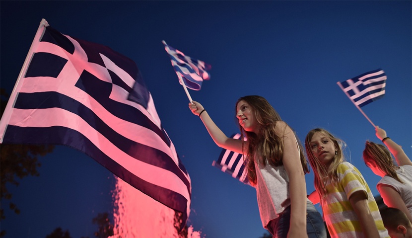 اليونانيون يتحدون أوروبا برفض خطة الإنقاذ