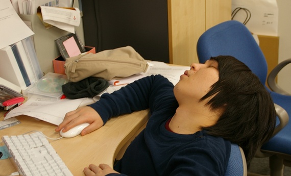 خبراء : النوم خلال العمل يجدد نشاط المحرومين منه