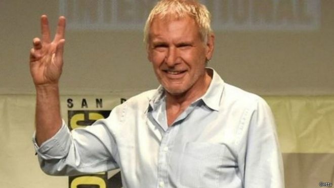 هاريسون فورد يظهر علنا لأول مرة منذ سقوط طائرته