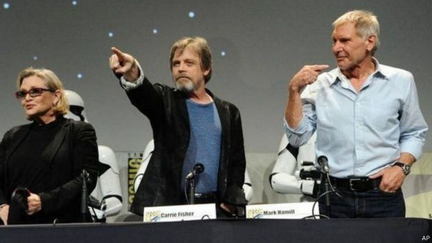 هاريسون فورد يظهر علنا لأول مرة منذ سقوط طائرته