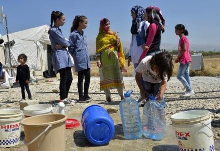 أصغر فائزة بجائزة نوبل تفتتح مدرسة للاجئات السوريات في لبنان