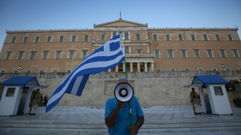 نقابة الموظفين الرسميين في اليونان تدعو للاضراب الأربعاء