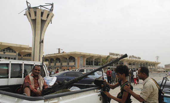 القوات اليمنية تنتزع ميناء عدن من الحوثيين