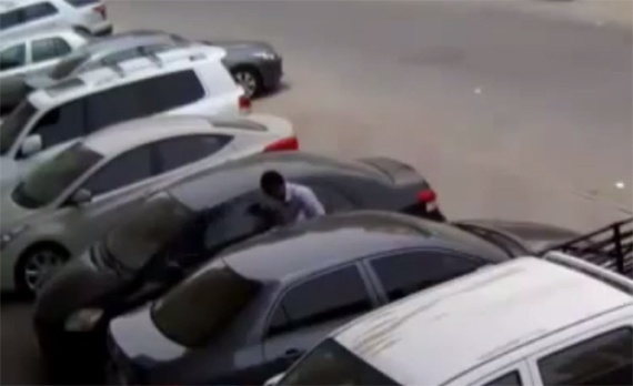 مصري يحبط محاولة سرقته من قبل آسيويين في مكة (فيديو)