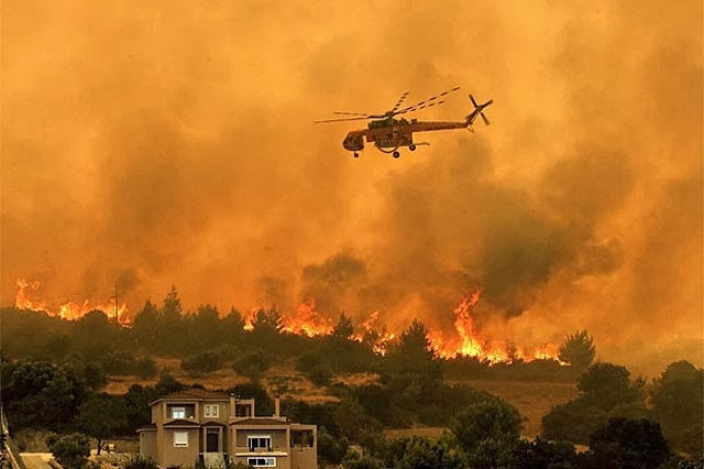 حرائق هائلة تستعر في الغابات المحيطة بعاصمة اليونان