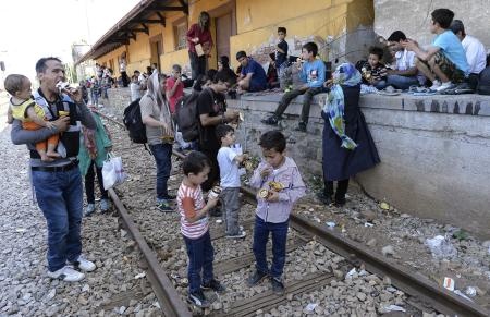 مهاجرون سوريون يجتاحون صربيا في طريقهم لأوروبا