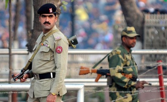 جنود باكستانيون يرفضون حلوى العيد الهندية