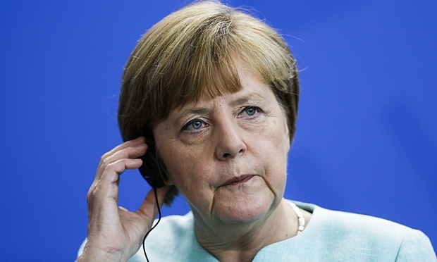 ميركل تؤيد عدم استمرار النقاش حول خروج محتمل لليونان من اليورو