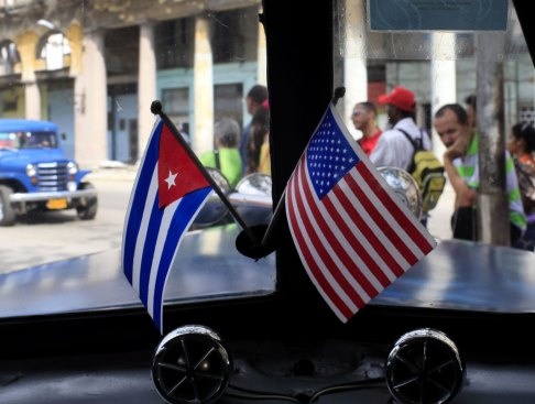 الولايات المتحدة وكوبا تعيدان رسميا فتح سفارتيهما