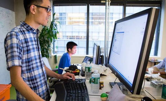 باحثون : العمل وقوفا لا يقل ضررا عن العمل جلوسا