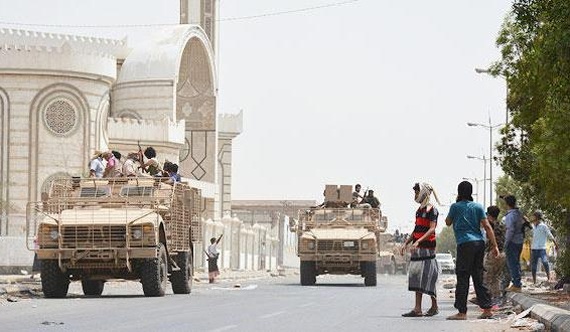 أول سفينة مساعدات ترسو في ميناء عدن