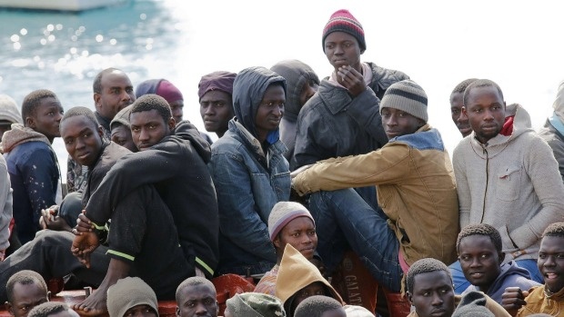 وصول نحو 800 مهاجر إلى صقلية بإيطاليا بعد إنقاذهم من البحر