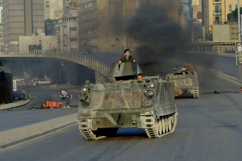 أزمة النفايات مستمرة في لبنان.. ووزير يحذر من خطرها على حركة الطيران