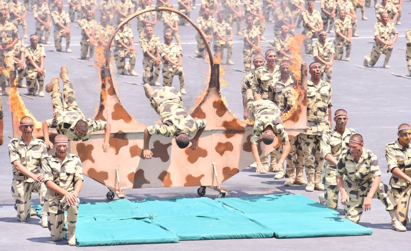 بحضور الرئيس المصري..ولي ولي العهد يشهد حفل تخريج الكليات والمعاهد العسكرية بالكلية الحربية المصرية