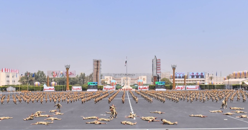 بحضور الرئيس المصري..ولي ولي العهد يشهد حفل تخريج الكليات والمعاهد العسكرية بالكلية الحربية المصرية