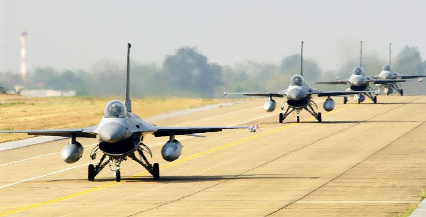 أمريكا تسلم مصر 8 طائرات من طراز F16