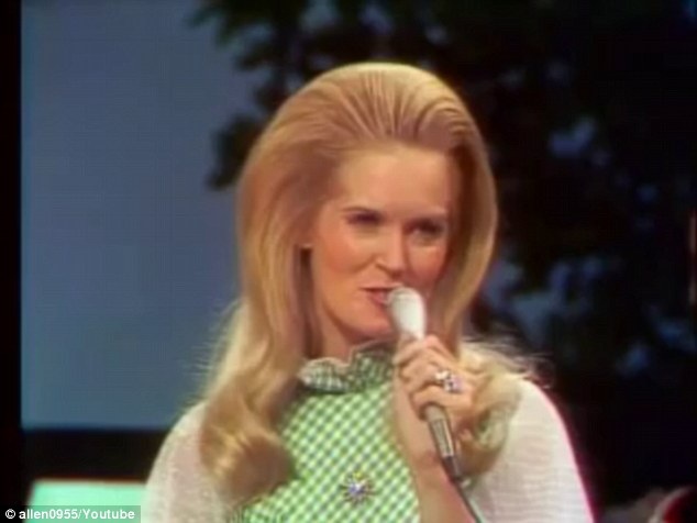 وفاة مغنية الكانتري الأمريكية لين أندرسون عن 67 عاما