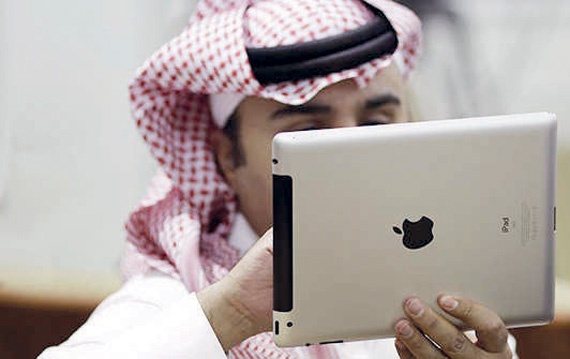 «ثرثرة» المثقفين على مواقع التواصل تهبط
بمستوى إنتاجهم نوعا وكما