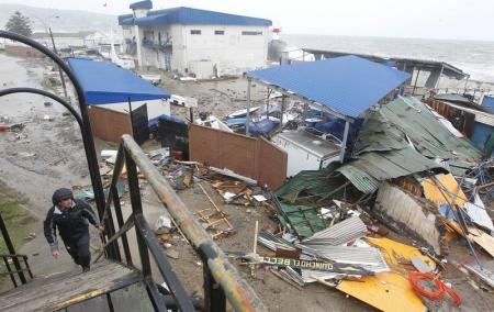 عواصف تجتاح ساحل تشيلي وتعليق العمل في بعض مناجم النحاس