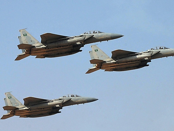 طيران التحالف يغير على مواقع الحوثيين وقوات صالح بوسط اليمن