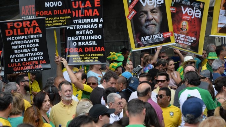 قصة مصورة: تظاهر بين 900 ألف ومليوني شخص في البرازيل للمطالبة بتنحي ديلما روسيف