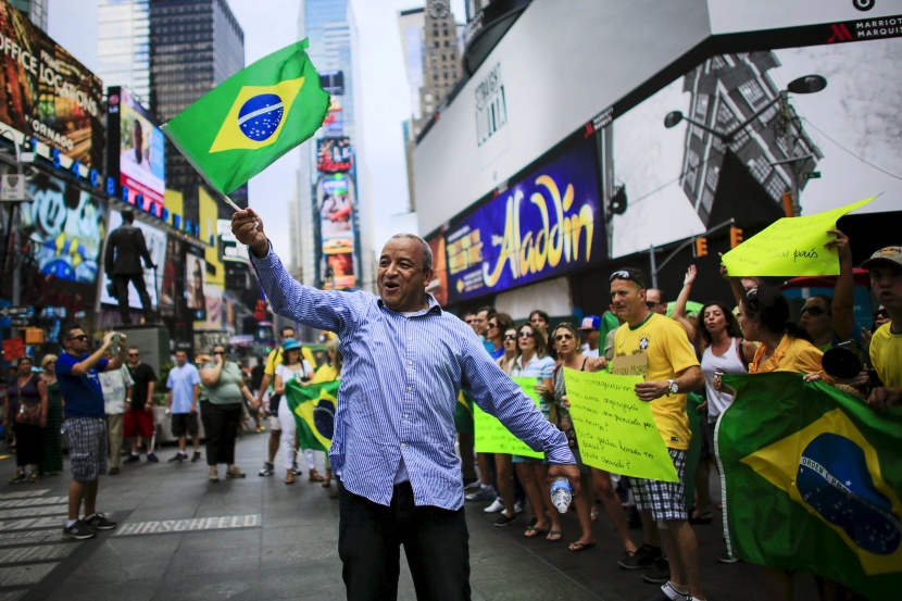 قصة مصورة: تظاهر بين 900 ألف ومليوني شخص في البرازيل للمطالبة بتنحي ديلما روسيف