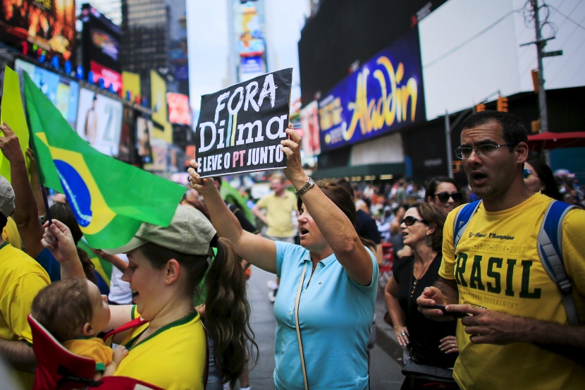 قصة مصورة: تظاهر بين 900 ألف ومليوني شخص في البرازيل للمطالبة بتنحي ديلما روسيف