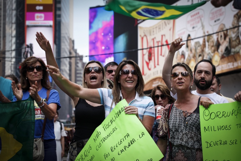 قصة مصورة: تظاهر بين 900 ألف ومليوني شخص في البرازيل للمطالبة بتنحي ديلما روسيف