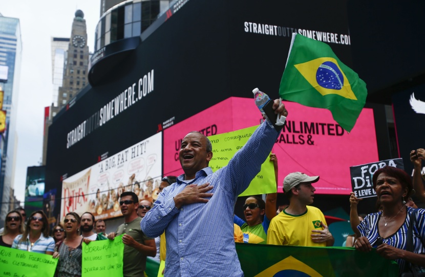 قصة مصورة: تظاهر بين 900 ألف ومليوني شخص في البرازيل للمطالبة بتنحي ديلما روسيف