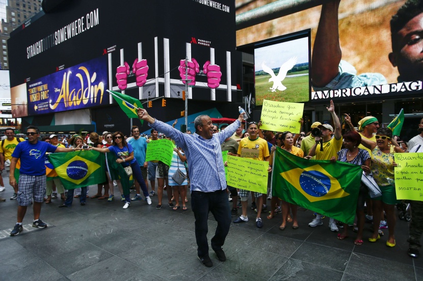 قصة مصورة: تظاهر بين 900 ألف ومليوني شخص في البرازيل للمطالبة بتنحي ديلما روسيف