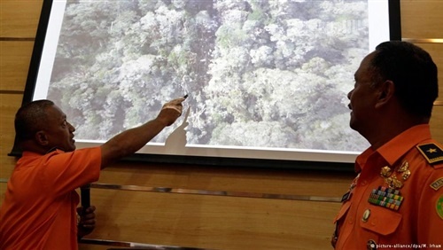 الأمطار تعرقل عملية انتشال جثث ضحايا الطائرة الإندونيسية المنكوبة