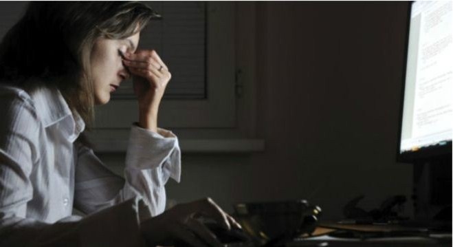 ساعات العمل الطويلة تزيد خطر الإصابة بالجلطات الدماغية