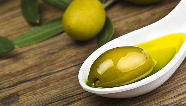 زيت الزيتون الخالص يسهم في خفض السكر والكوليسترول في الدم
