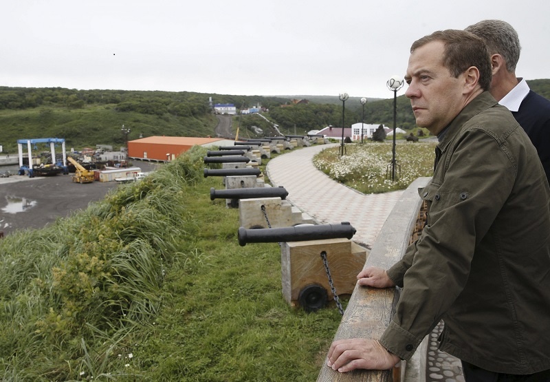 اليابان تحتج على زيارة رئيس وزراء روسيا لجزيرة متنازع عليها