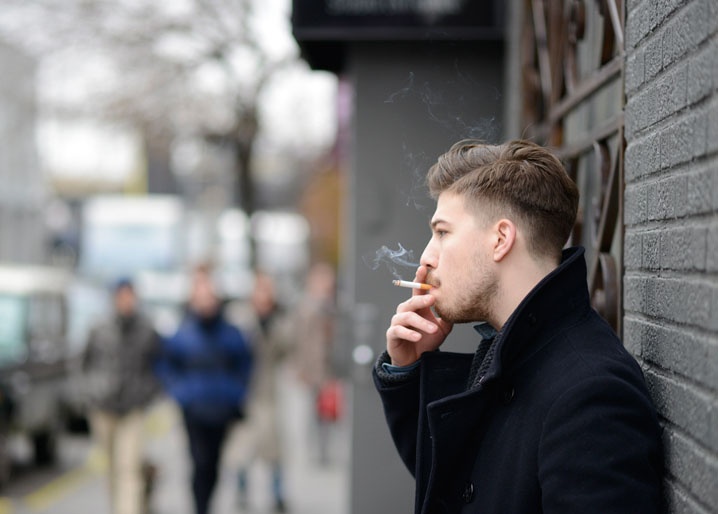 علماء : التدخين قد يزيد من حجم بطن المدخنين