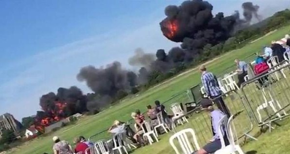 إنجلترا.. قتلى بتحطم طائرة أثناء عرض جوي