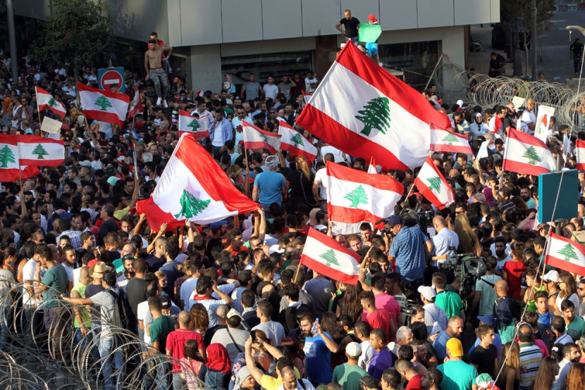 قصة مصورة: أعمال عنف في ثاني أيام الاحتجاجات في بيروت