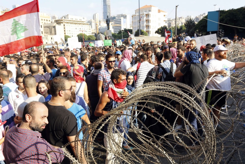 قصة مصورة: أعمال عنف في ثاني أيام الاحتجاجات في بيروت