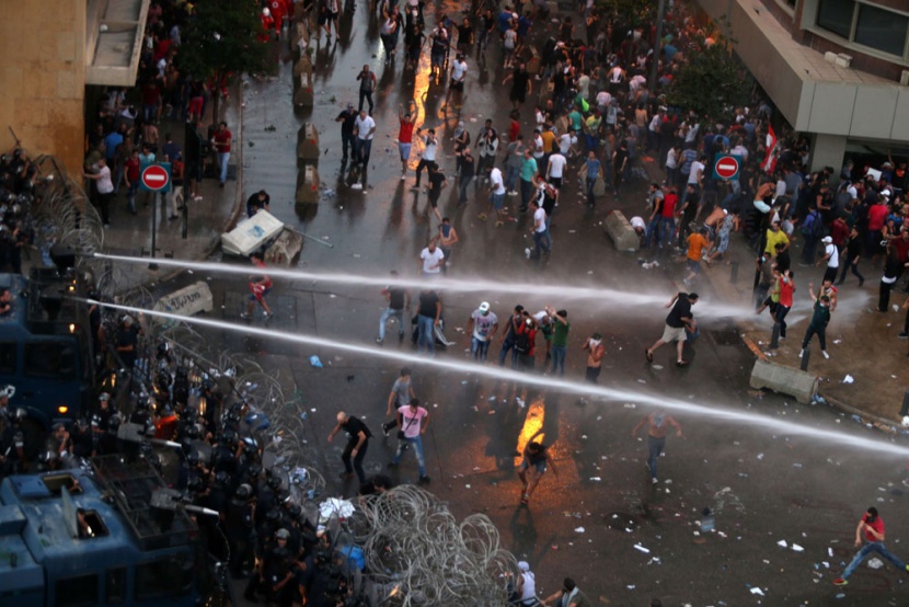 قصة مصورة: أعمال عنف في ثاني أيام الاحتجاجات في بيروت