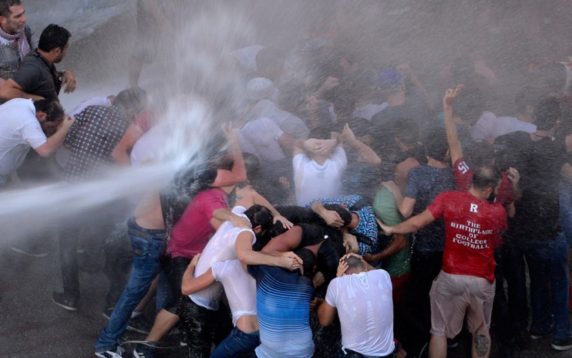 قصة مصورة: أعمال عنف في ثاني أيام الاحتجاجات في بيروت