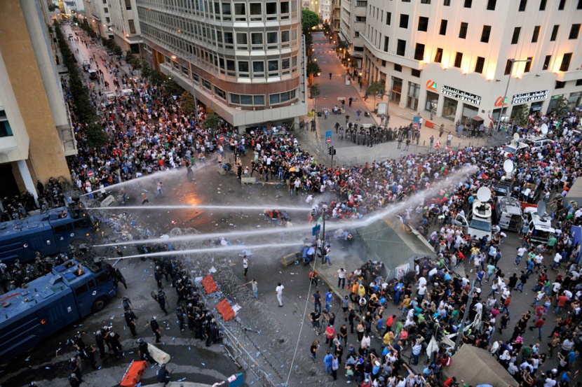 قصة مصورة: أعمال عنف في ثاني أيام الاحتجاجات في بيروت