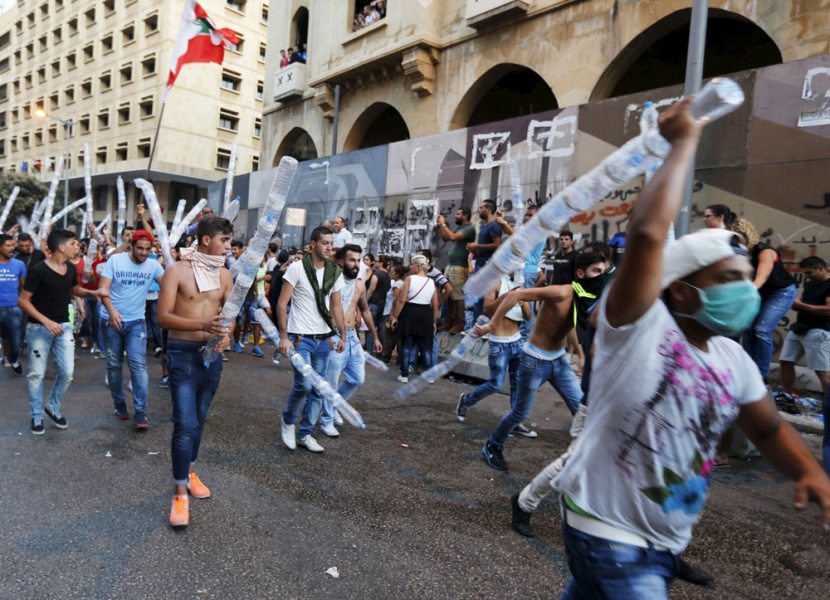 قصة مصورة: أعمال عنف في ثاني أيام الاحتجاجات في بيروت