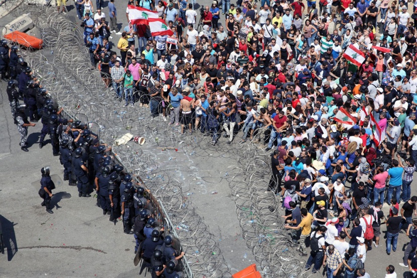 قصة مصورة: أعمال عنف في ثاني أيام الاحتجاجات في بيروت
