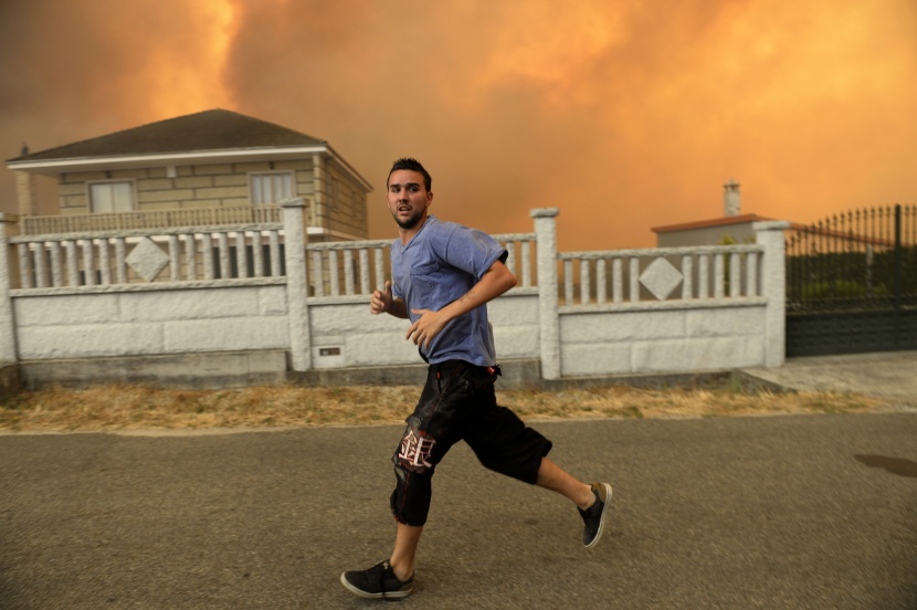 قصة مصورة: إجلاء آلاف الأشخاص في إسبانيا بسبب حرائق الغابات