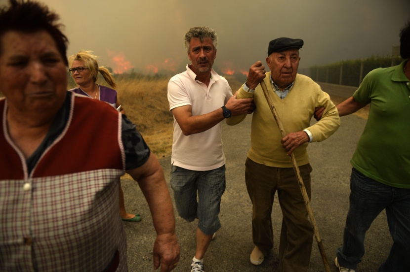 قصة مصورة: إجلاء آلاف الأشخاص في إسبانيا بسبب حرائق الغابات